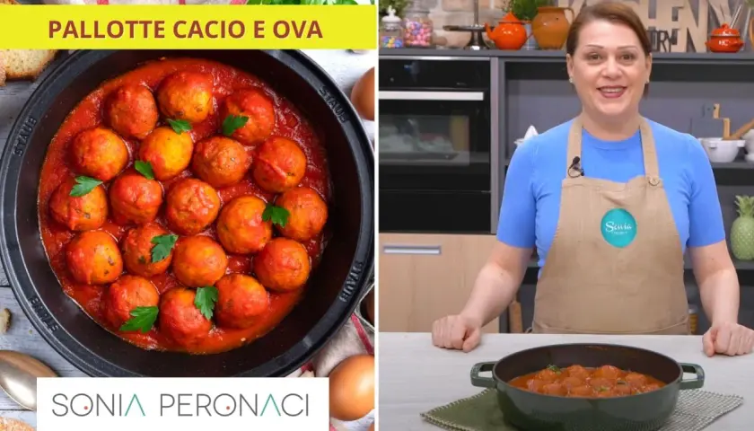 Pallotte cacio e ova in sugo rosso, pronte per essere gustate. Una donna in cucina prepara questo piatto tradizionale.