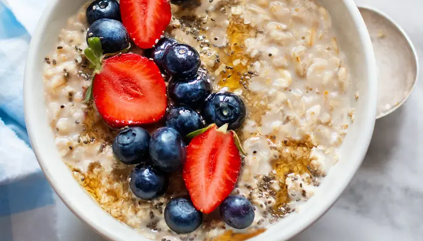 Porridge ricetta 1 persona: avena cremosa con fragole, mirtilli e semi di chia, un inizio di giornata sano e gustoso.