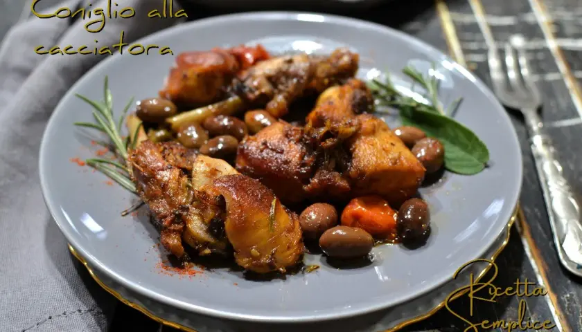 Coniglio alla cacciatora fatto in casa da Benedetta, un piatto succulento con olive, rosmarino e paprika.