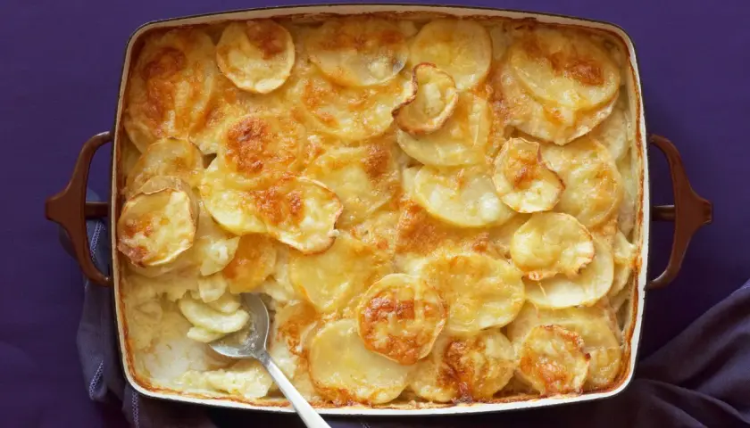 Parmigiana di patate dorata e cremosa, pronta per essere gustata.
