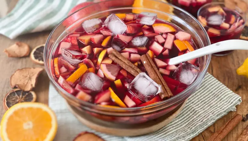 Sangria ricetta originale: una ciotola piena di frutta fresca, ghiaccio e cannella, perfetta per un rinfresco estivo.