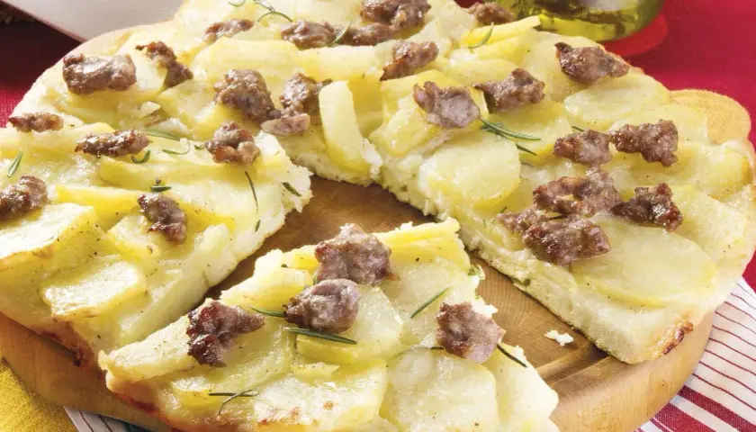 Pizza di patate con salsiccia e rosmarino, un piatto rustico e saporito, pronto per essere gustato.