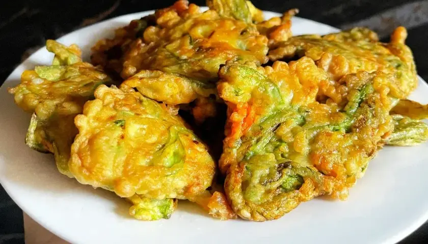 Frittelle di fiori di zucca, la ricetta della nonna per un antipasto croccante e dorato.
