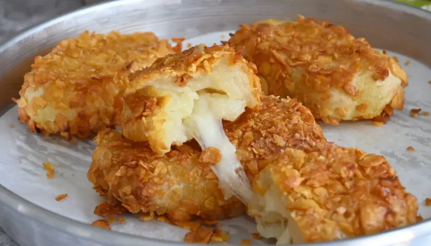 Crocchette di patate dorate e croccanti, con un cuore filante di formaggio. Un piacere irresistibile per il palato.