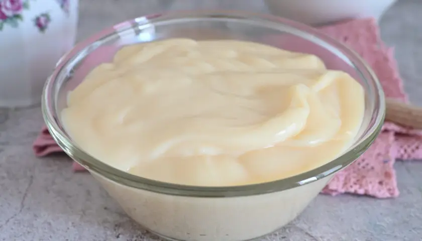 Crema pasticcera bimby, liscia e vellutata, pronta per farcire dolci.