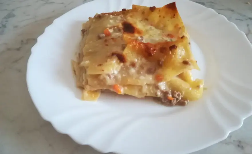 Lasagne al forno al ragù, cremose e compatte senza errori