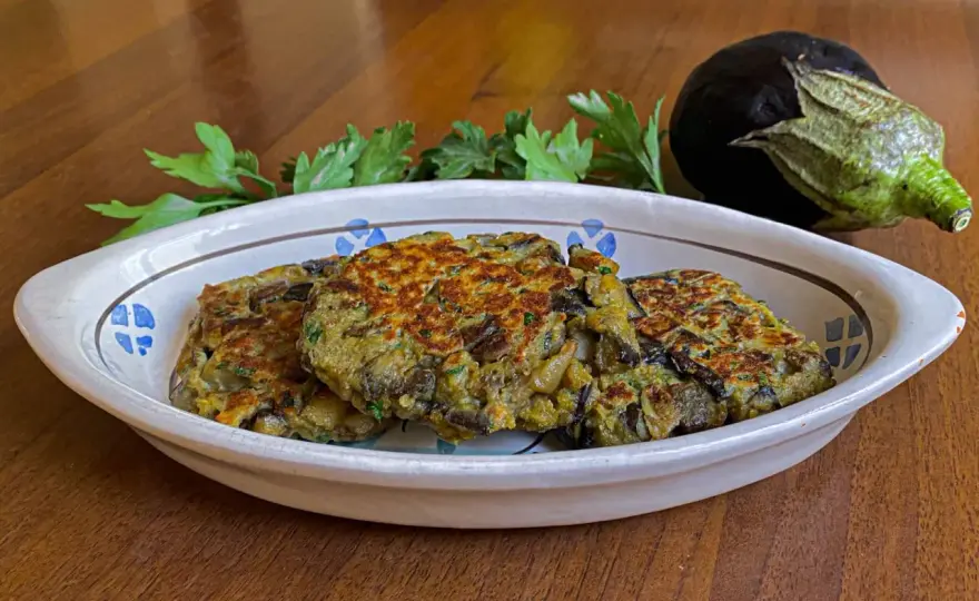 Burger di melanzane dorati e compatti, anche al forno