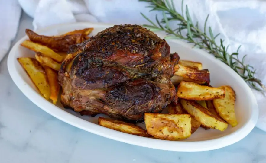 Stinco di maiale al forno, tenero e con crosta dorata