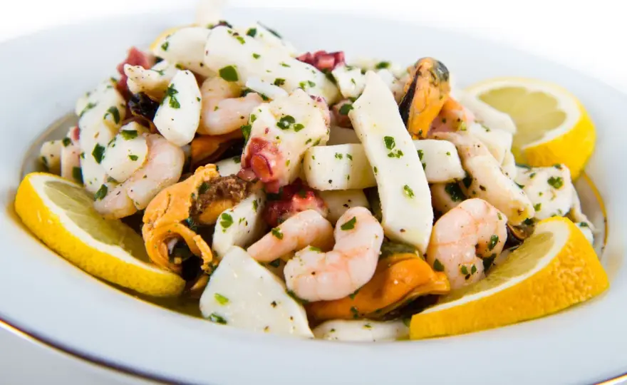 Insalata di mare con verdure, tenera e croccante