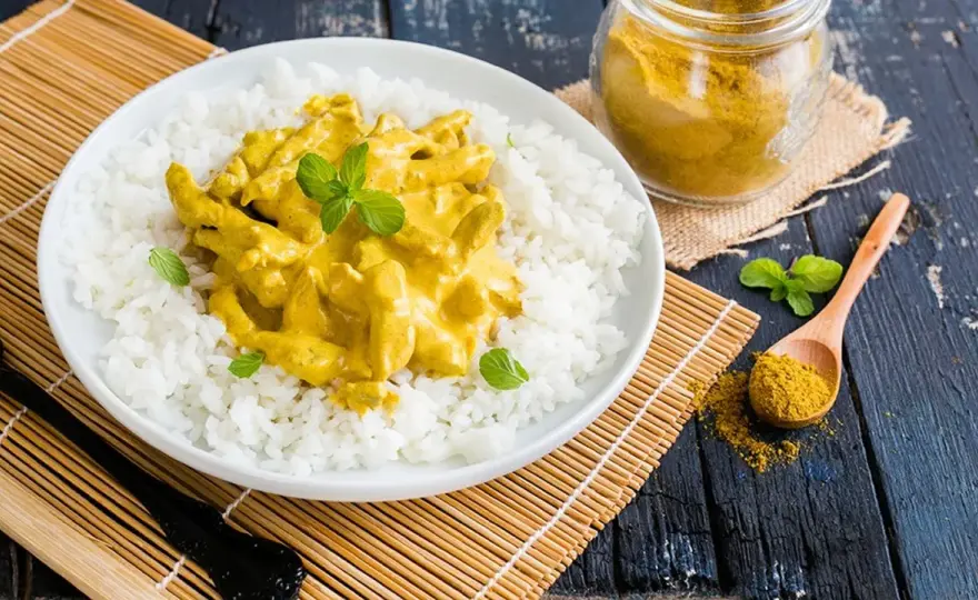 Straccetti di pollo al curry cremosi, pronti in 25 minuti