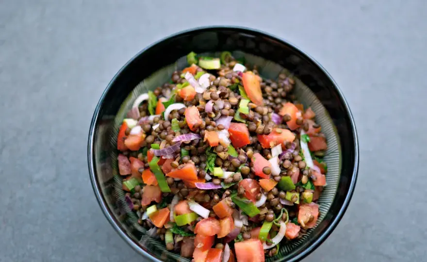 Insalata di lenticchie al dente, fresca e saporita