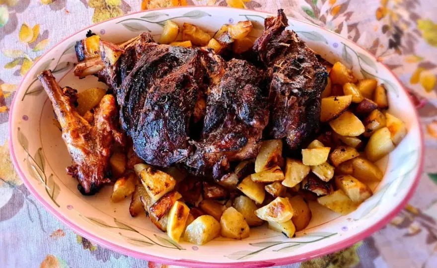 Agnello al forno con patate, i segreti per tenerlo morbido