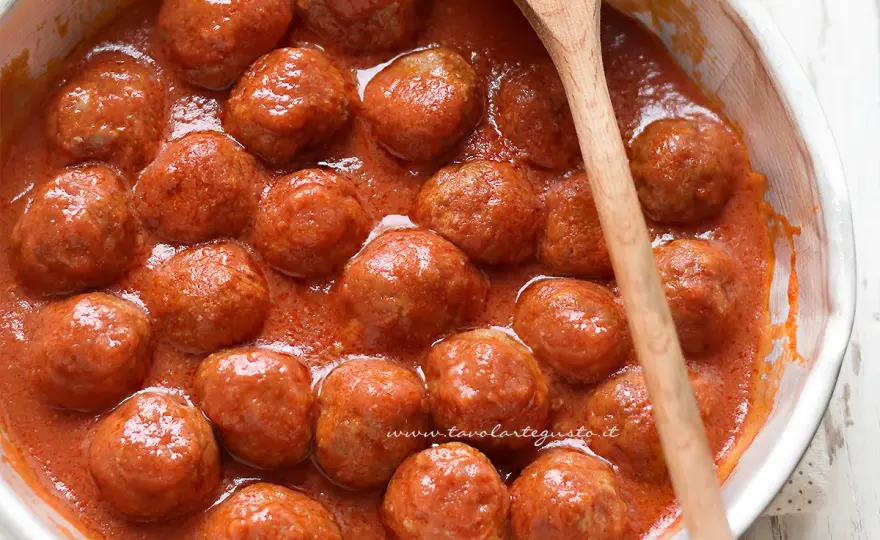 Polpette al sugo morbide e saporite - i passaggi decisivi