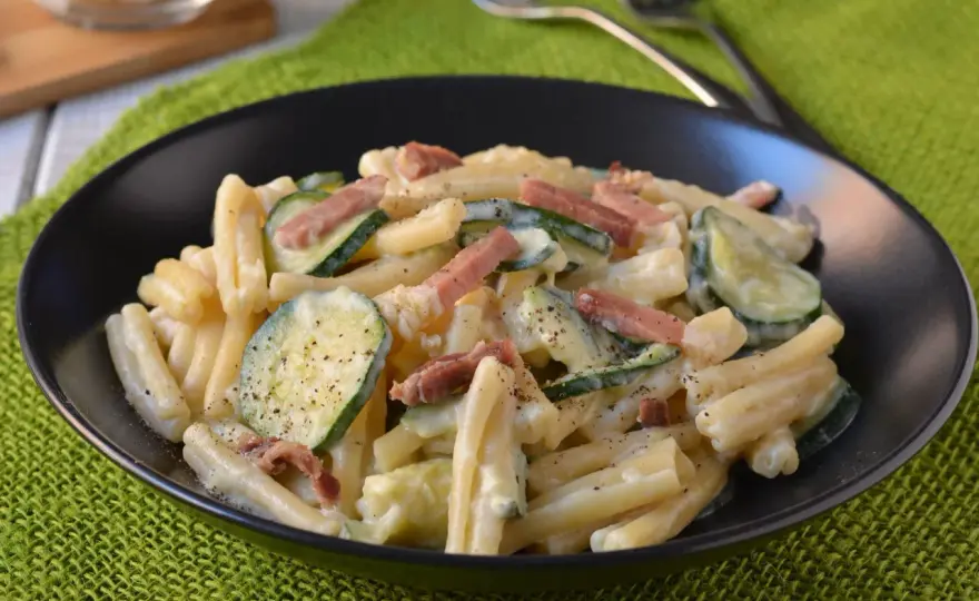 Pasta zucchine e speck cremosa, i trucchi per farla bene