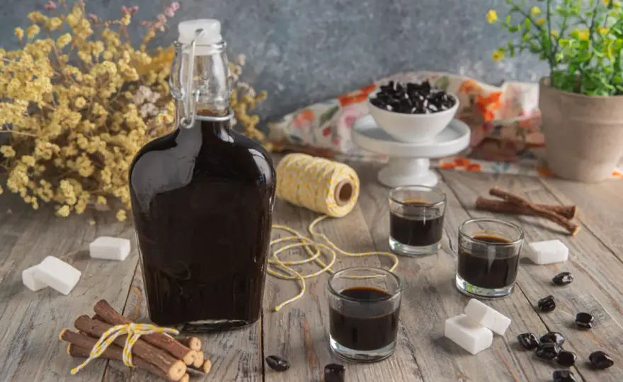 Liquore alla liquirizia, come servirlo e abbinarlo all’aperitivo