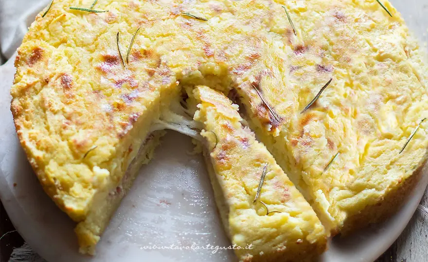 Torta salata con patate, croccante e cremosa - ricetta e varianti