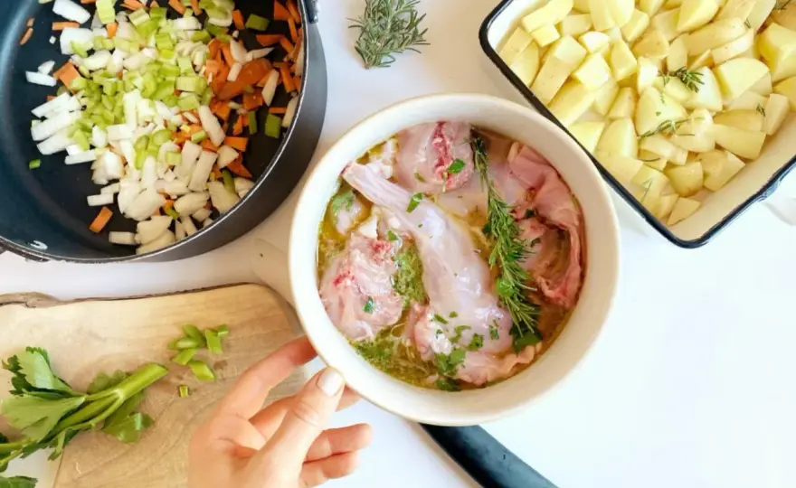 Coniglio alla cacciatora in bianco, tenero e ben rosolato
