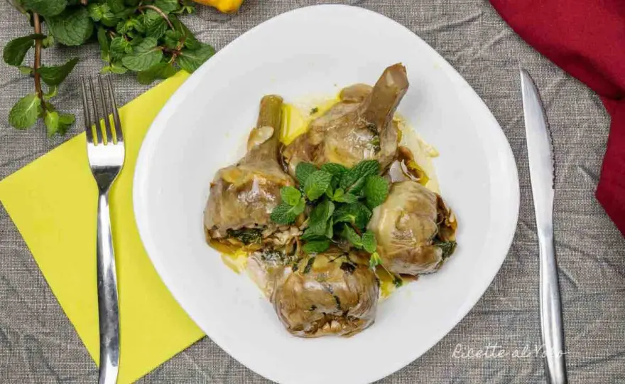 Carciofi alla romana morbidi e profumati, la ricetta laziale