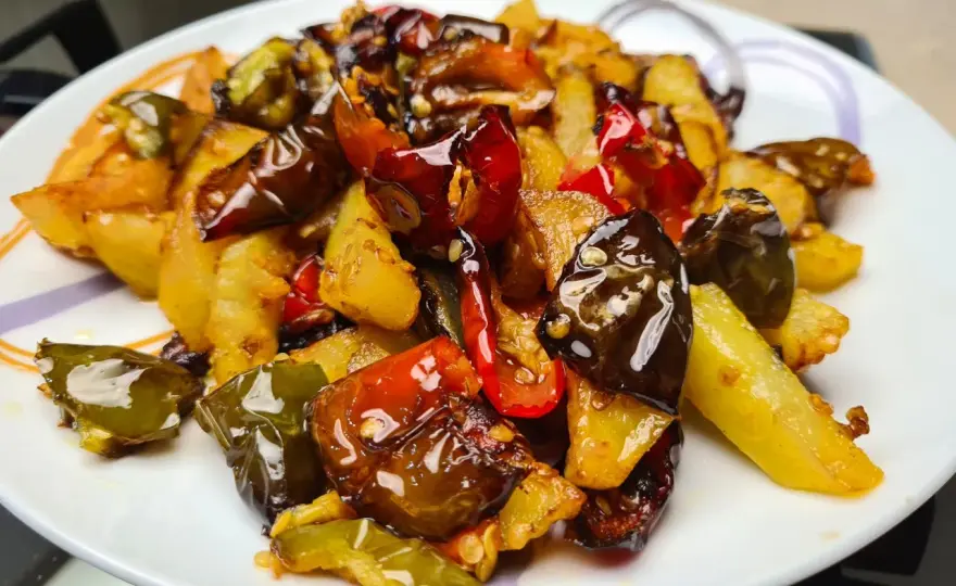 Pipi e patate alla calabrese in padella, dorati e croccanti