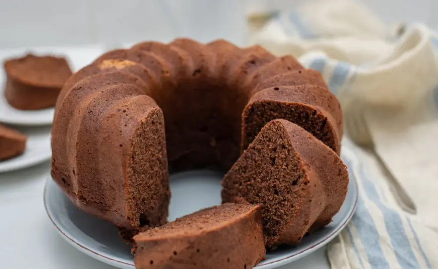 Ciambellone al cioccolato soffice, alto e senza sorprese