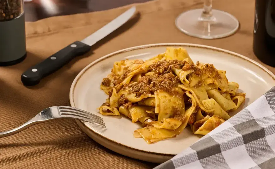 Pappardelle al cinghiale, il ragù toscano cotto lentamente