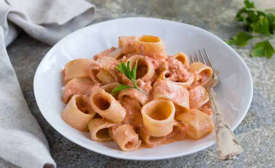 Pasta al tonno con pomodoro, cremosa e pronta in 25 minuti