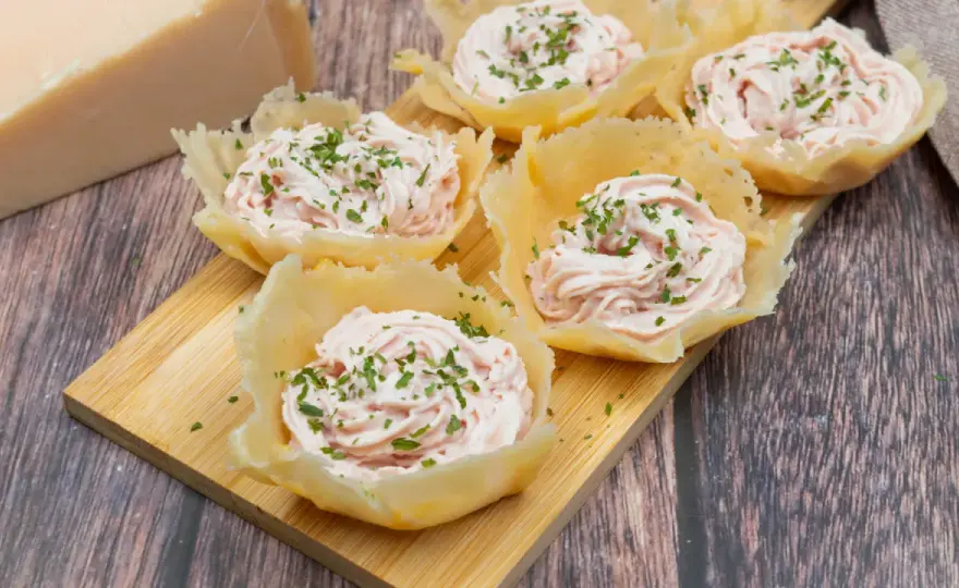 Cestini di parmigiano croccanti - ricetta e idee per farcirli