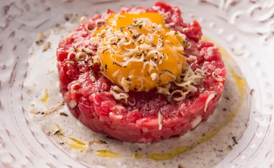 Come condire la tartare di manzo senza coprirne il gusto