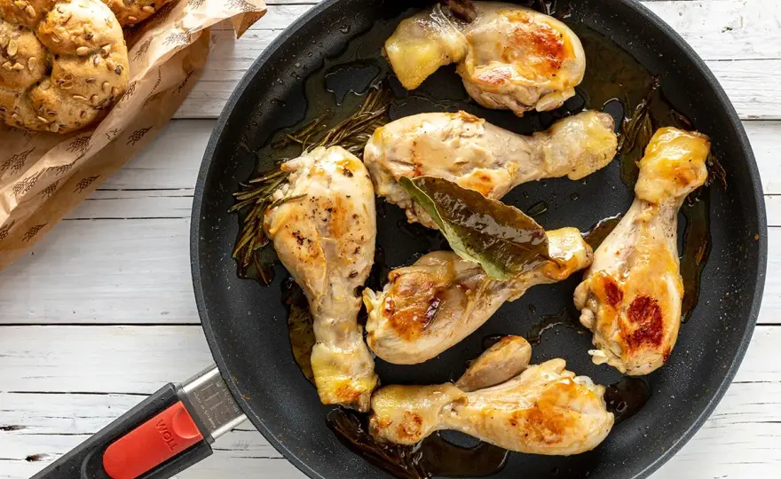 Fusi di pollo in padella teneri e dorati, senza forno