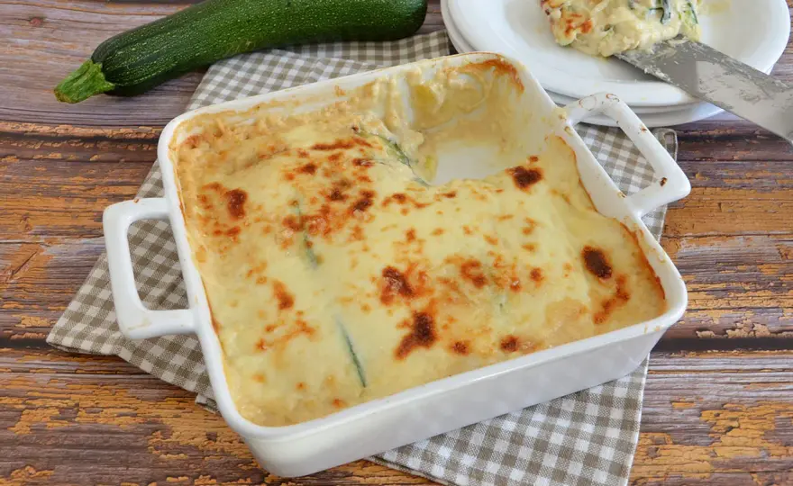 Parmigiana di zucchine bianca senza besciamella, cremosa e leggera