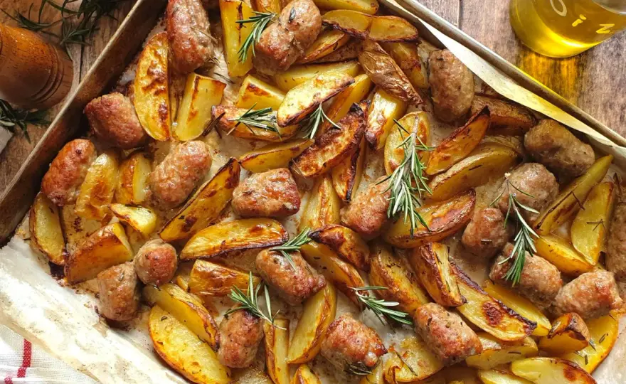 Salsiccia e patate al forno - trucchi per doratura e morbidezza