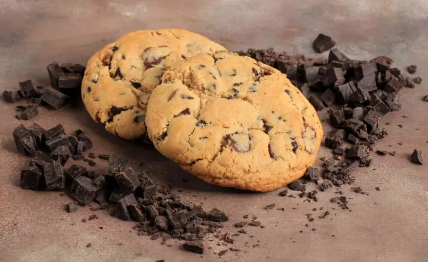 Crumbl cookies al cioccolato, morbidi al centro