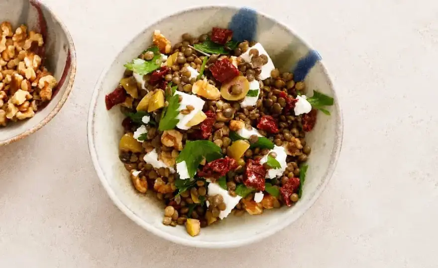 Insalata di lenticchie estiva, fresca e pronta in 30 minuti