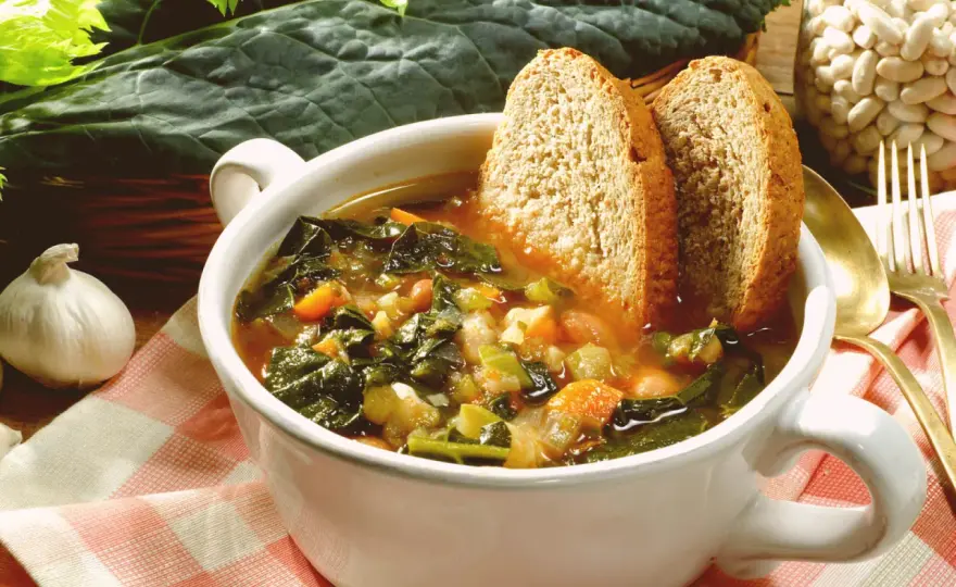Zuppa di cavolo nero, dalla minestra alla ribollita