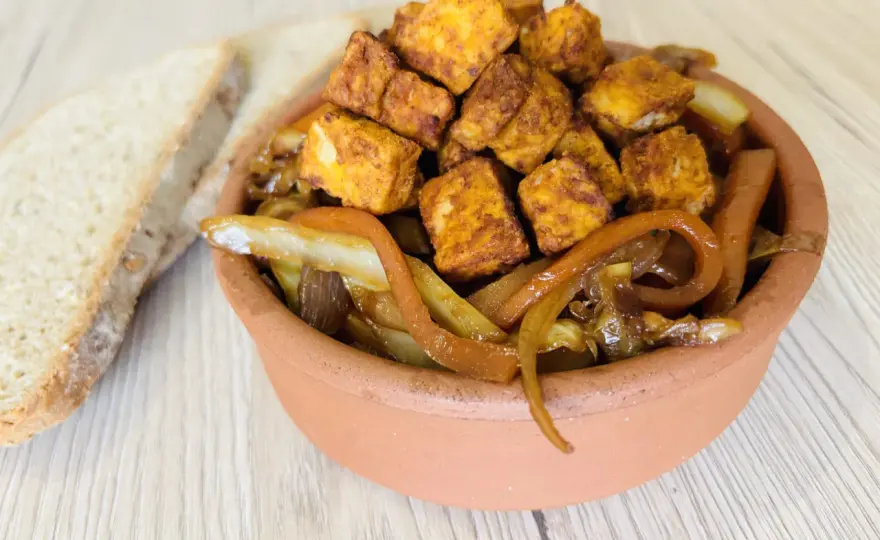 Tofu in padella dorato e croccante con verdure