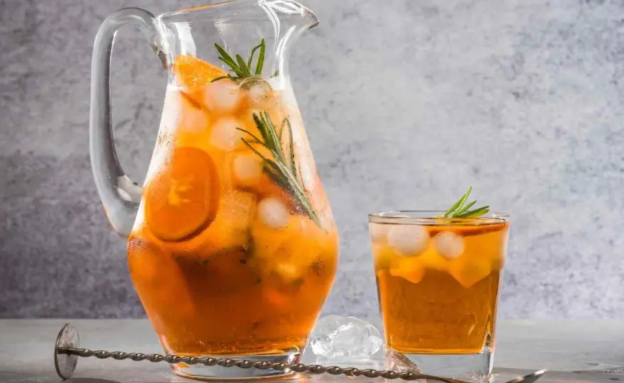 Tè freddo fatto in casa per l’aperitivo, con dosi e varianti