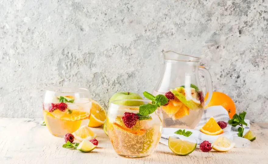 Sangria bianca fatta in casa, fresca e facile da servire