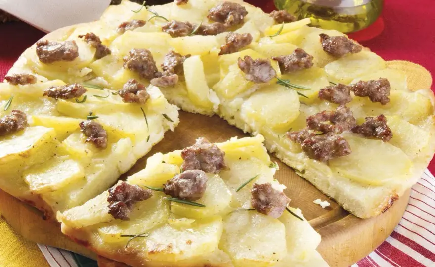 Pizza di patate, la ricetta morbida e croccante per l’aperitivo