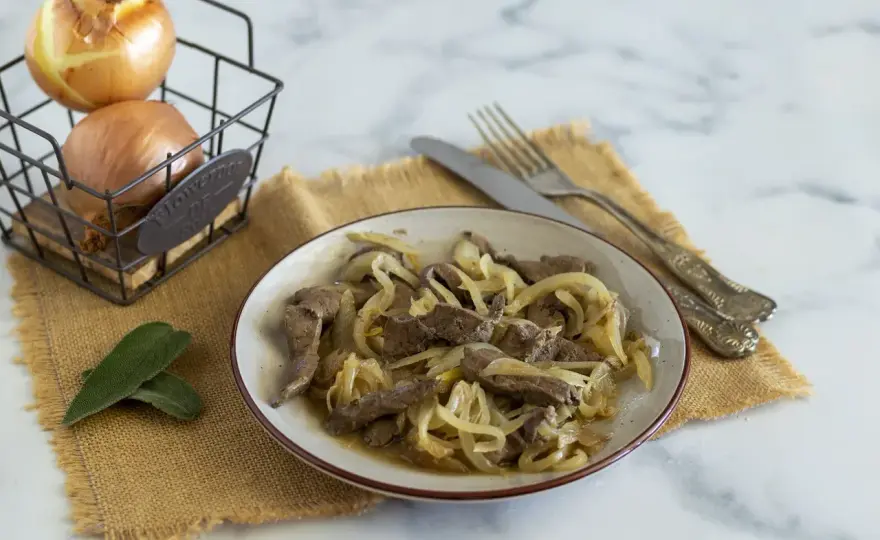 Fegato alla veneziana morbido, con cipolle dolci e polenta