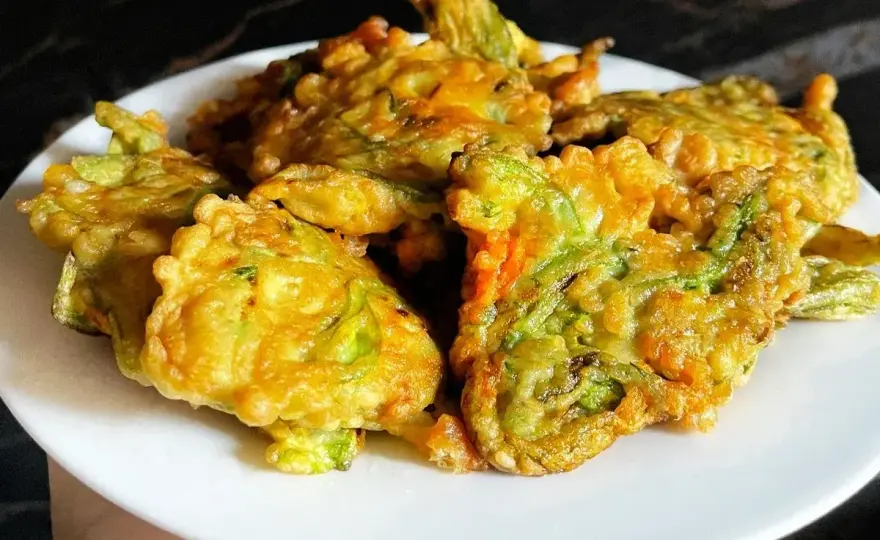 Frittelle di fiori di zucca, croccanti e dorate come dalla nonna