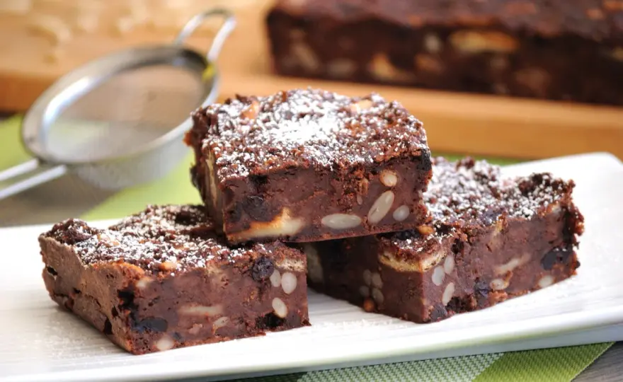 Torta di pane morbida con cacao e amaretti