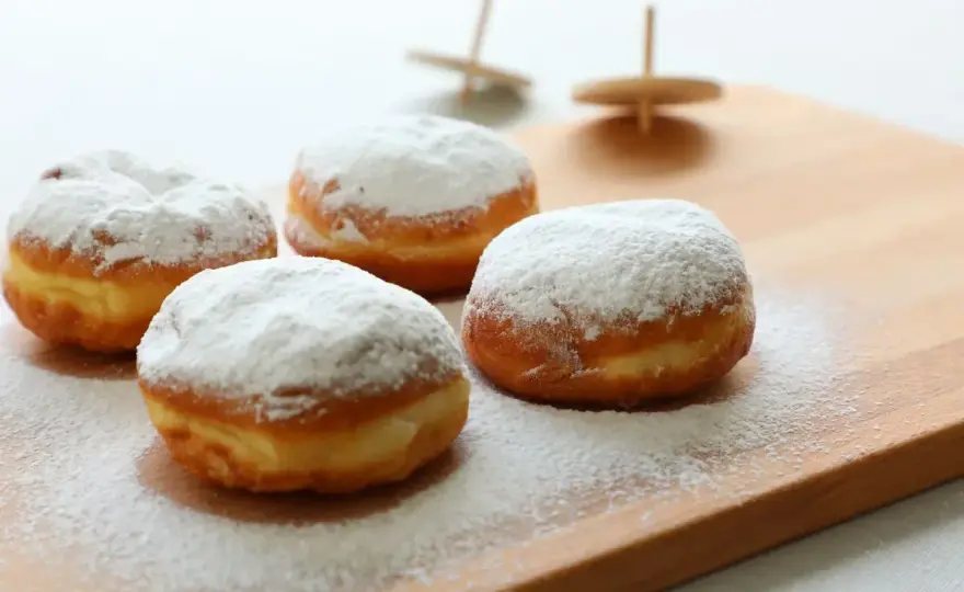 Bomboloni alla crema fatti in casa, soffici e golosi