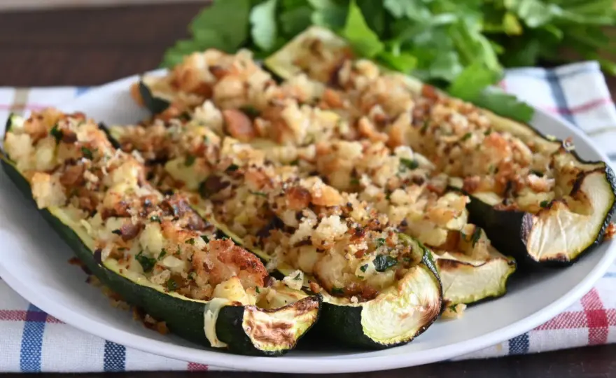 Zucchine ripiene velocissime, morbide dentro e gratinate fuori