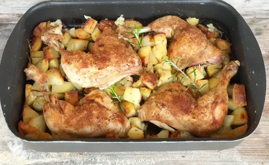 Pollo al forno con patate croccanti e carne succosa