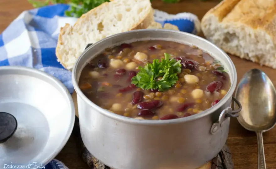 Zuppa di ceci, fagioli e lenticchie cremosa e ricca di gusto
