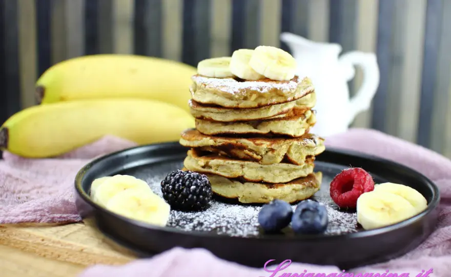 Pancake alla banana morbidi e dorati con una banana matura