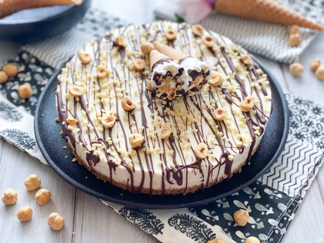 Torta cornetto Algida, un tripudio di nocciole e cioccolato, decorata con mini coni gelato.