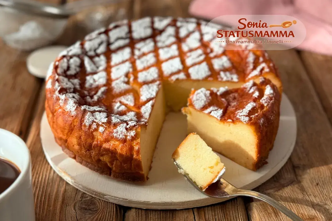 Delizioso migliaccio napoletano ricetta della nonna, spolverato di zucchero a velo. Un dolce che profuma di casa e tradizione.