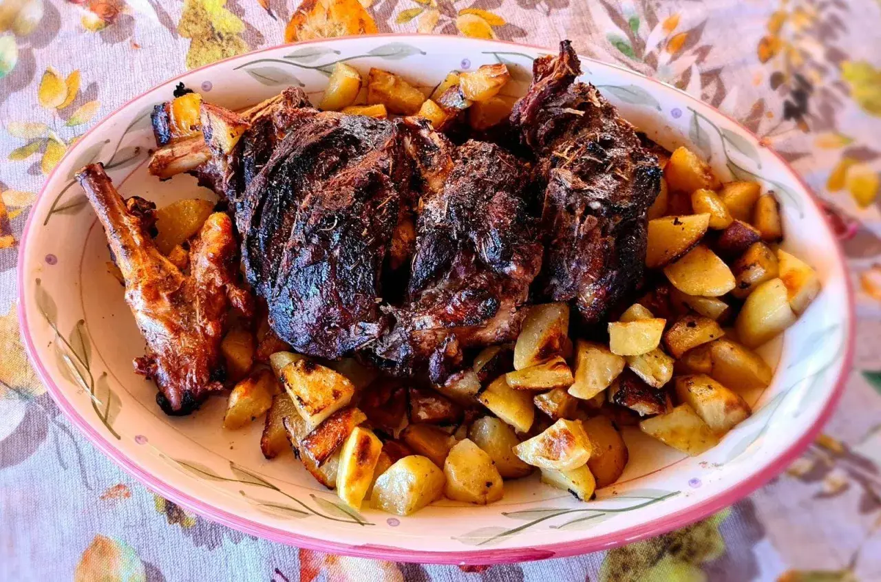 Un succulento agnello al forno con patate croccanti, un piatto che profuma di tradizione e famiglia.