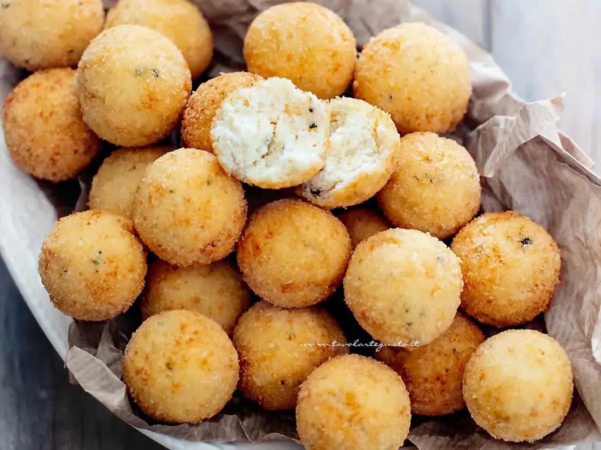 Un cestino pieno di dorate polpette di ricotta, una croccantezza che invita al morso.
